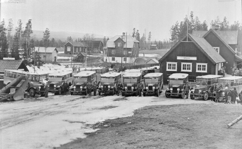 Parada de ônibus na Suécia em 1932. Scania se destacava no mercado local já nas primeiras décadas de atuação Divulgação Scania -  Photo: August Lundholm 1932